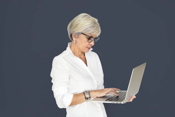 Mujer con pelo gris usando laptop — Foto de Stock