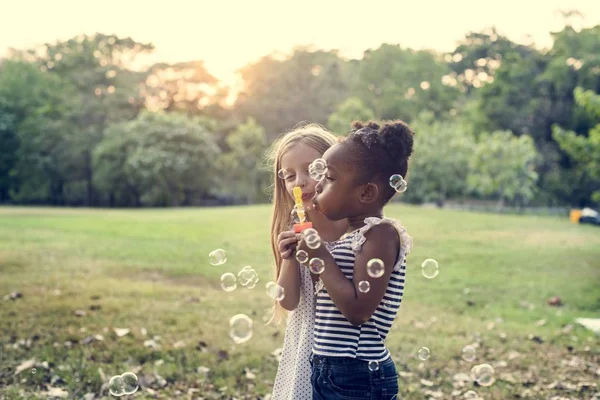 孩子们在公园里的气泡 — 图库照片