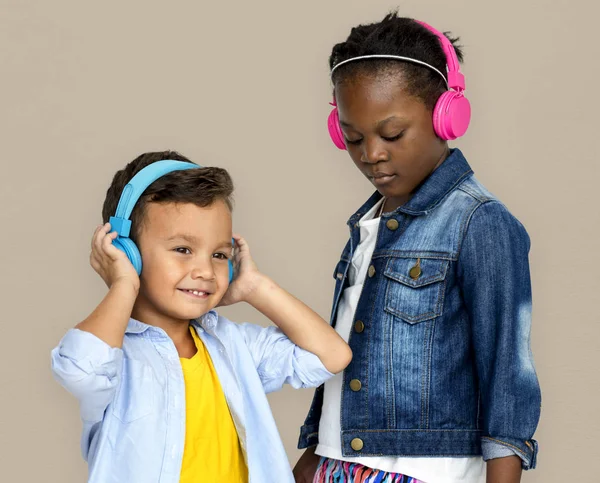 Děti si užívat poslechu hudby — Stock fotografie