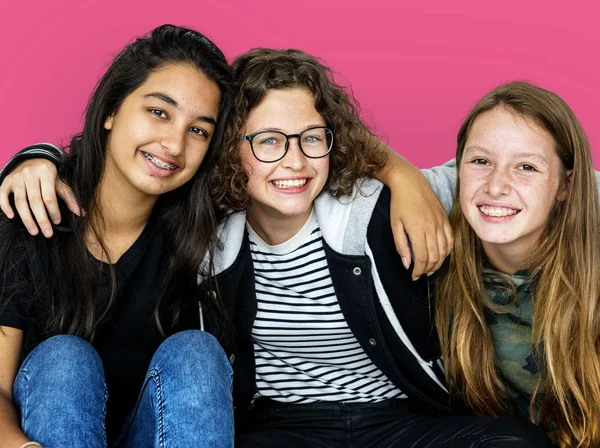 Meninas sentadas juntas — Fotografia de Stock