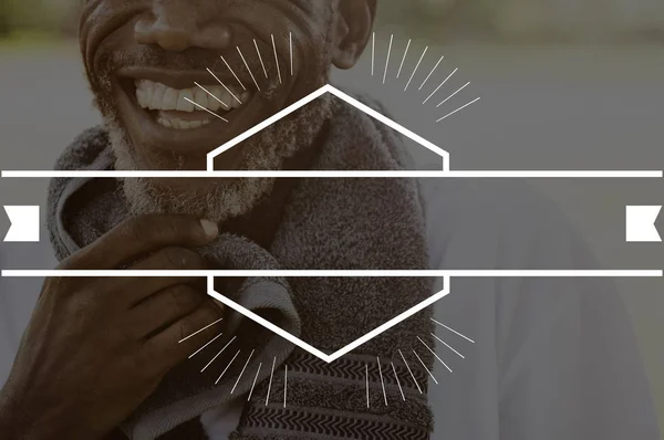 Sorrindo homem sênior preto com barba — Fotografia de Stock