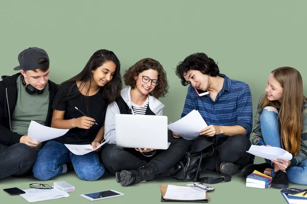 Students Reading Text Book — Stock Photo, Image