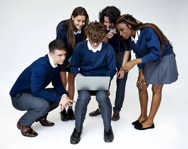 Estudantes usging laptop — Fotografia de Stock