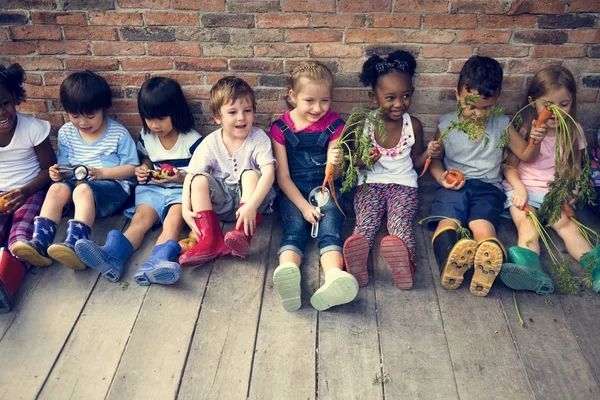 Enfants tenant des légumes — Photo