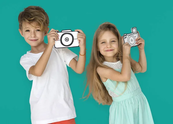 Дітей, беручи фотографії з камери паперового — стокове фото