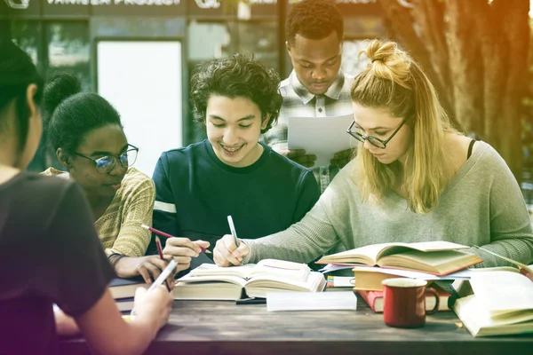 Diversidade estudantes estudando — Fotografia de Stock