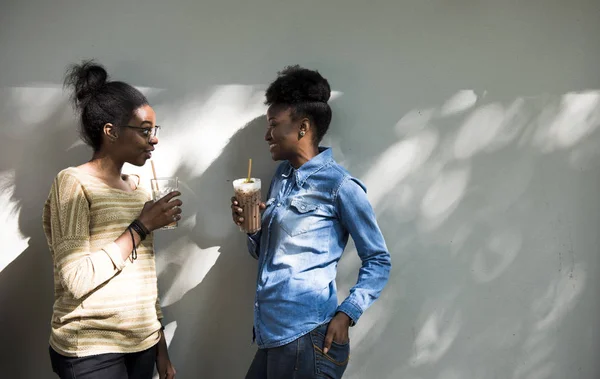 Meninas amigos beber e falar — Fotografia de Stock