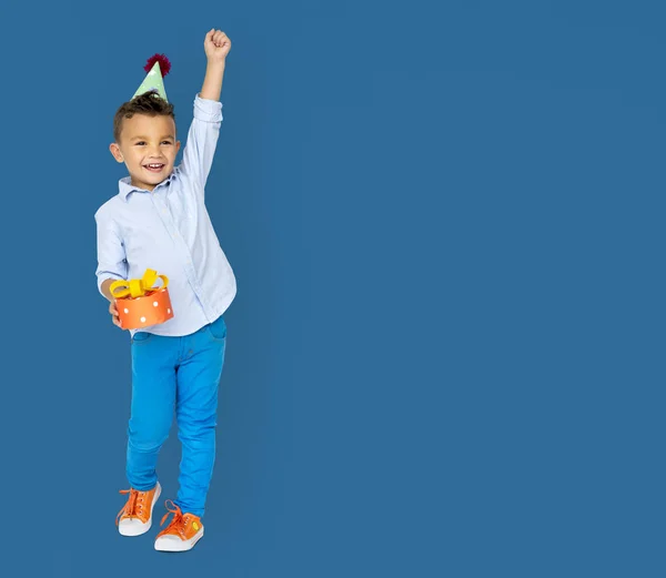 Хлопчик в капелюсі на день народження з подарунковою коробкою — стокове фото