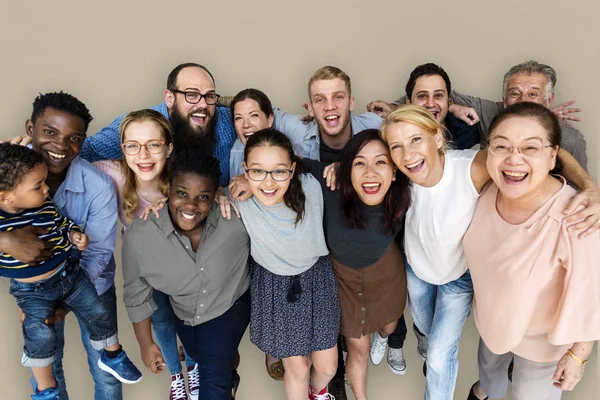 Persone che si abbracciano in studio — Foto Stock