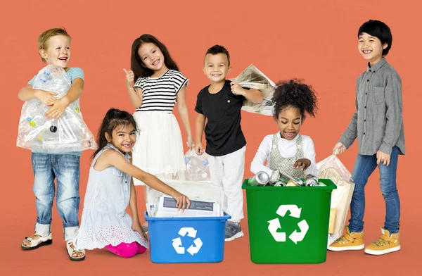 Kinder mit Abfall zum Recyceln — Stockfoto