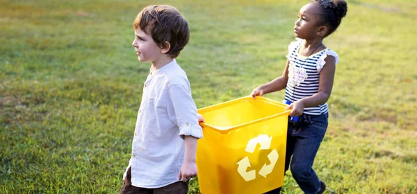 Дети, разделяющие мусор для переработки — стоковое фото