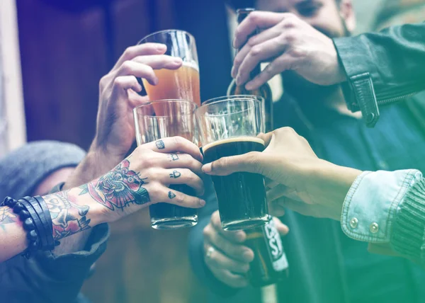 Skupina přátel, pivo — Stock fotografie