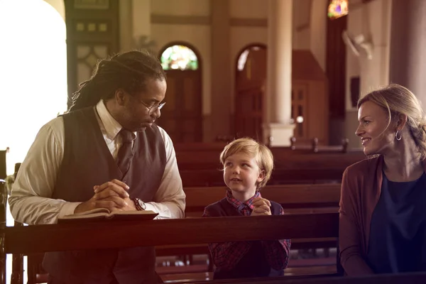 Adult Teaching Kid how to Pray — Stock Photo, Image