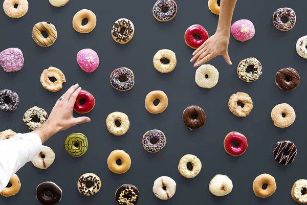 도넛을 선택 하는 손 — 스톡 사진