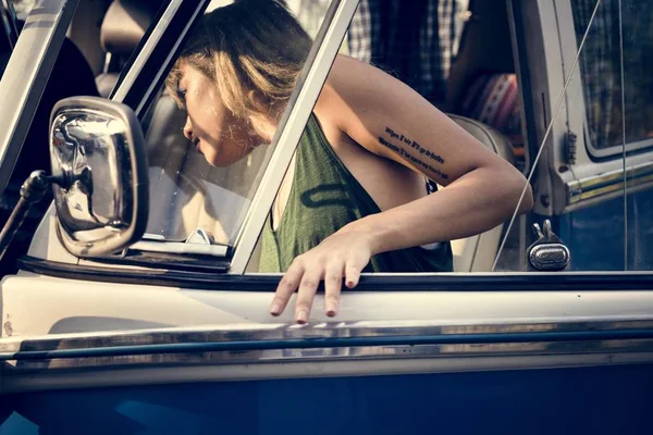 Frau steigt in Auto — Stockfoto