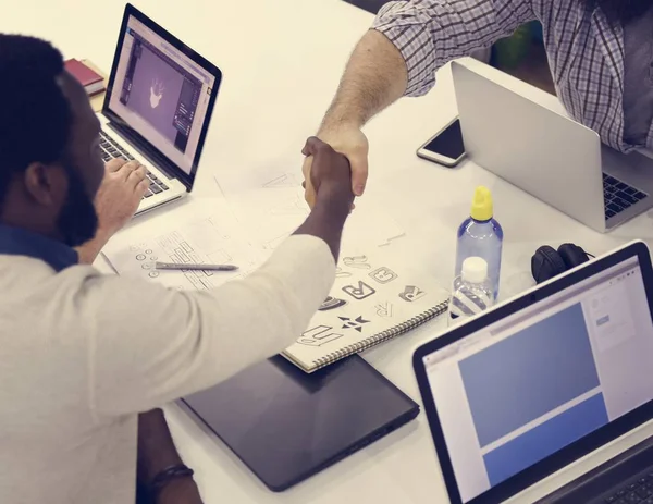 Gente de negocios moviendo las manos — Foto de Stock