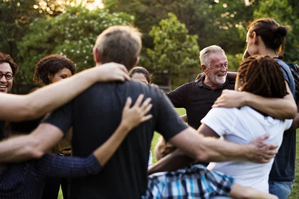 Le persone sostengono l'unità insieme — Foto Stock