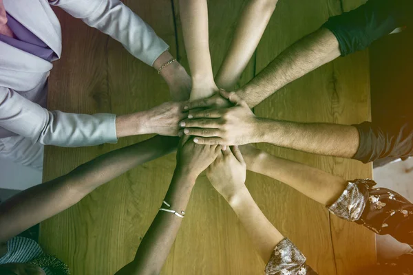 Manos humanas juntas — Foto de Stock