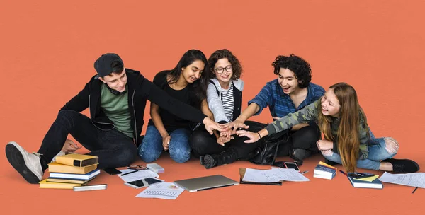 Studenten sammeln Hand in Hand — Stockfoto