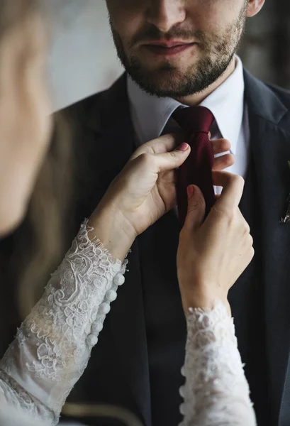 Bruden som hjälper brudgummen klä upp — Stockfoto