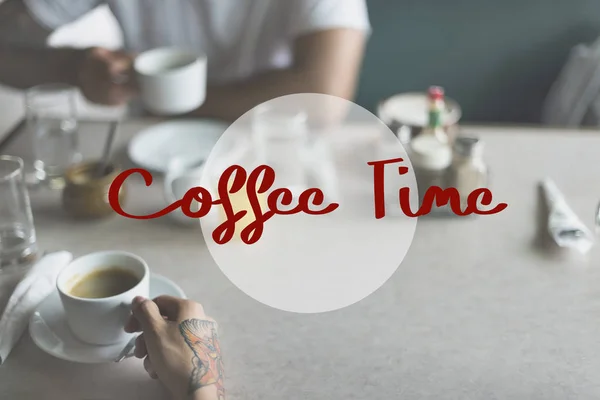 Lidé mají přestávka na kávu v kavárně — Stock fotografie
