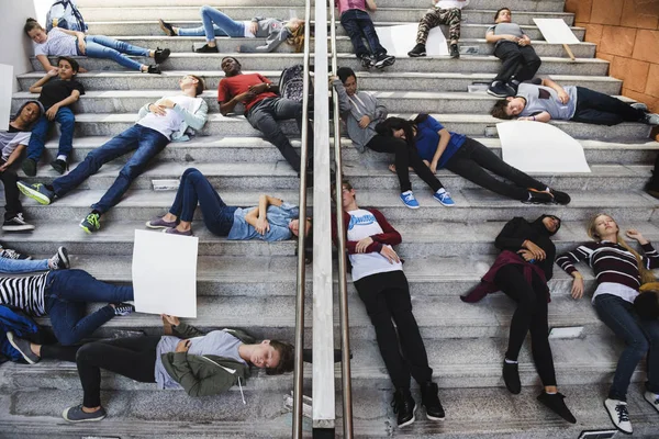 Vyčerpaní studenti spí na schodiště — Stock fotografie
