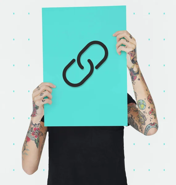 Tattooed persona che tiene banner . — Foto Stock