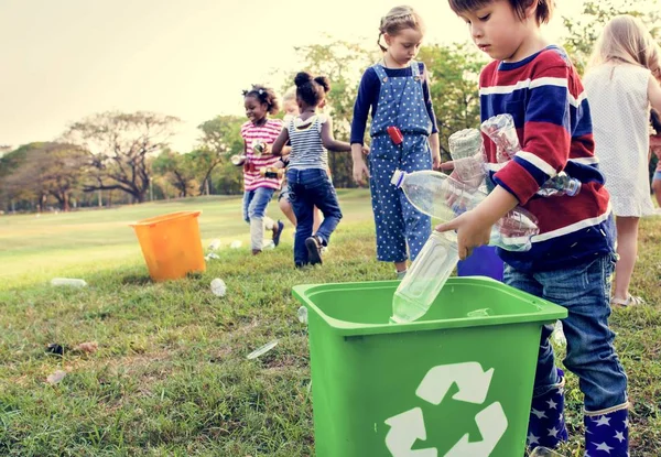 Kinder sammeln Plastikflaschen — Stockfoto