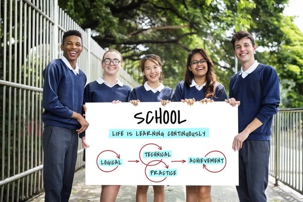 Gelukkig multicutural studenten met banner — Stockfoto