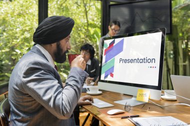 Bilgisayarda çalışan iş adamı