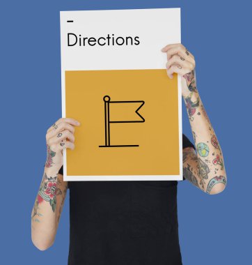 Dövmeli kişi holding afiş.