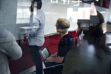 Başlangıç iş planı yazıyor adam