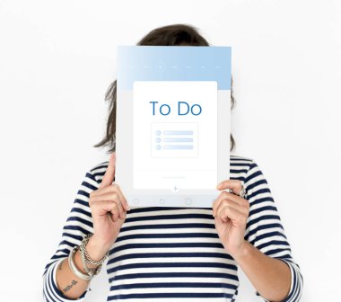 Kağıt afiş tutan kadın