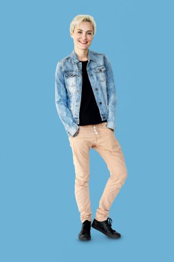 kot ceketli sarışın kadın