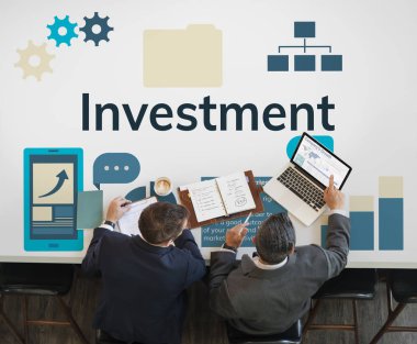 laptop ile çalışan takım elbiseli erkekler