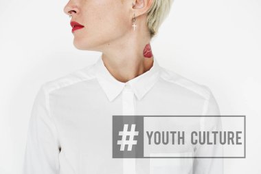 Beyaz gömlekli genç kadın