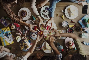 İnsanlar masada doğum günü kutlamak 
