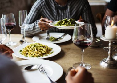 İnsanlar restoranda yemek yiyor.  