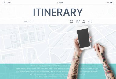 Akıllı telefon kullanan dövmeli kişi.