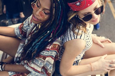 Van çatıda oturan kadın