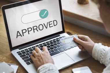 Kredi kartı ve dizüstü bilgisayarı olan kadın