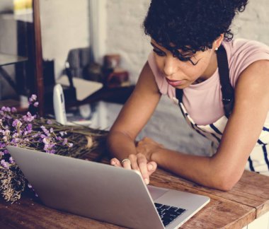 Afrikalı kadın dükkanda çalışan önlük 