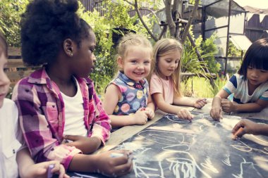 Kara tahta çizim çocuklar 