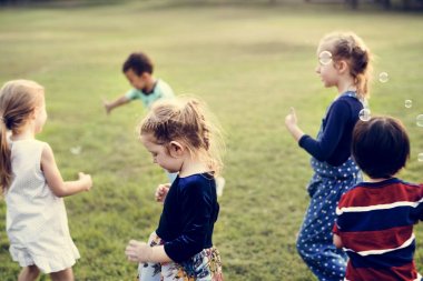 Sahasında oynayan çocuklar 