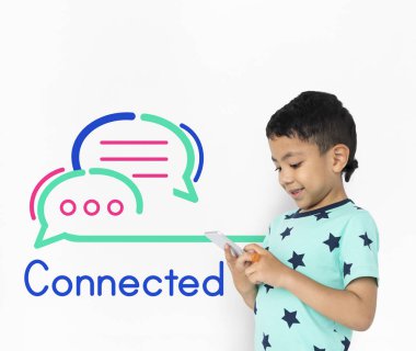 küçük çocuk Smartphone kullanarak 