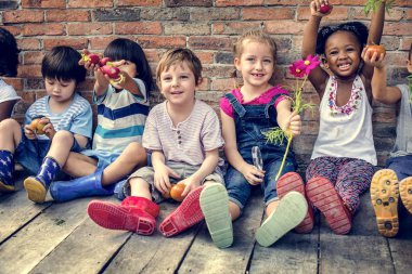 sebze tutan çocuklar