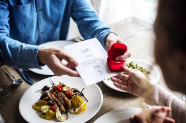 Adam kadının evlenme yüzüğü vermek 