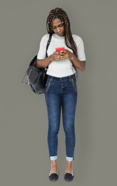 Akıllı telefon kullanan kadın