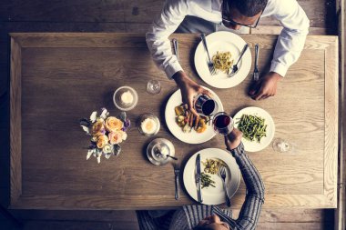 Akşam yemeği tarihi sahip çift