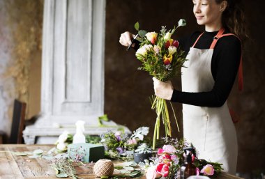 Çiçekçi kadın buket oluşturma 